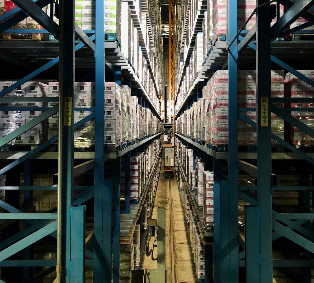 Warehouse Plan: A large warehouse with an inventory retriever.