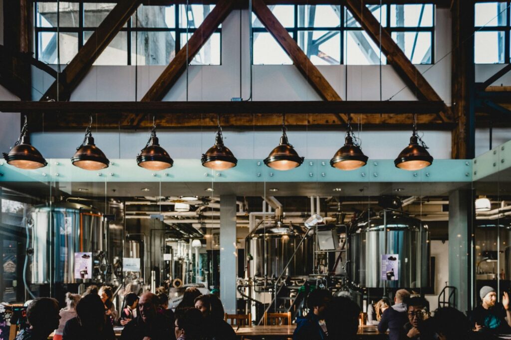 Brewery layout: A crowded brewery bar with beer tanks